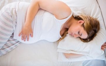 طريقة النوم الصحيحه للحامل